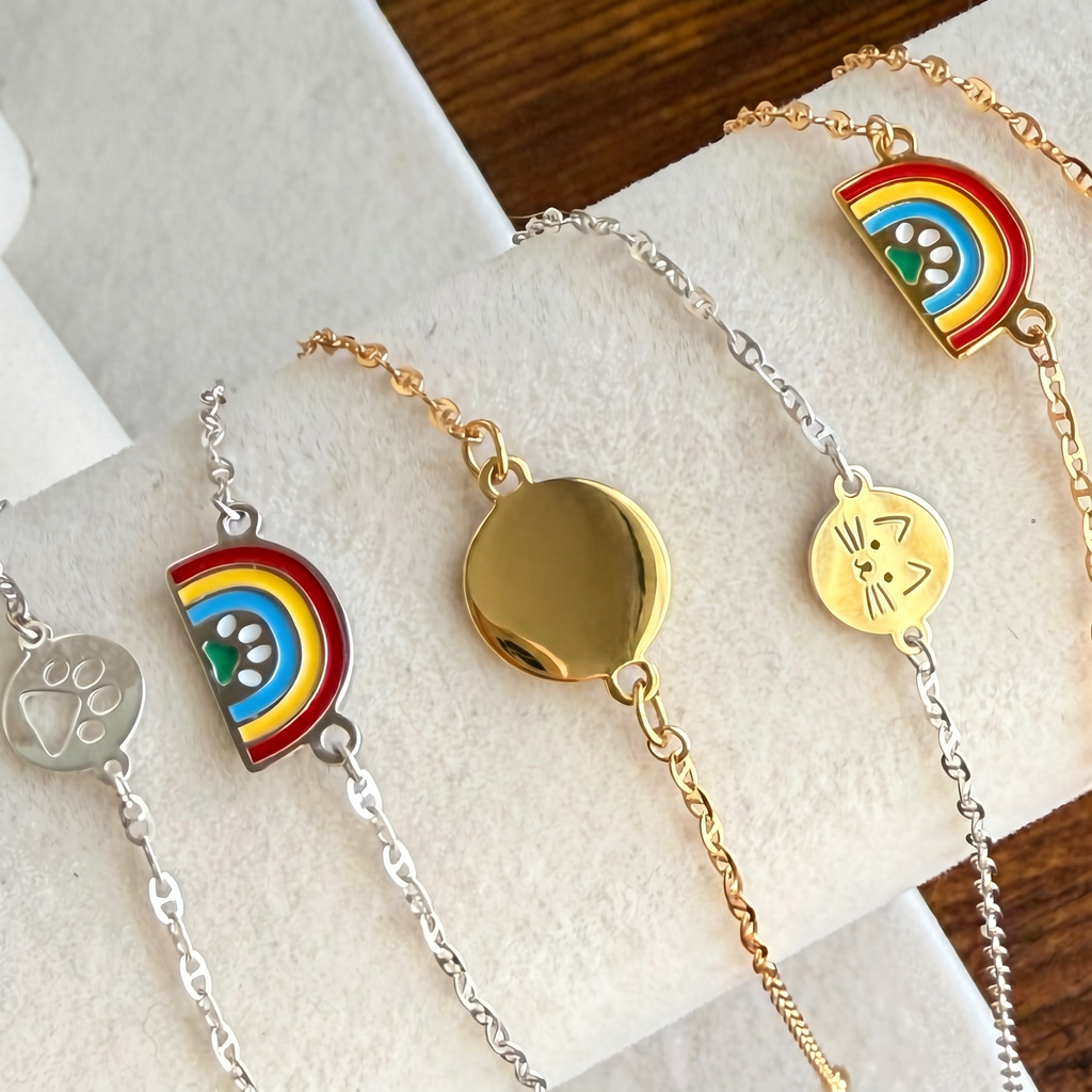 Round Engravable Charm Bracelet in Gold